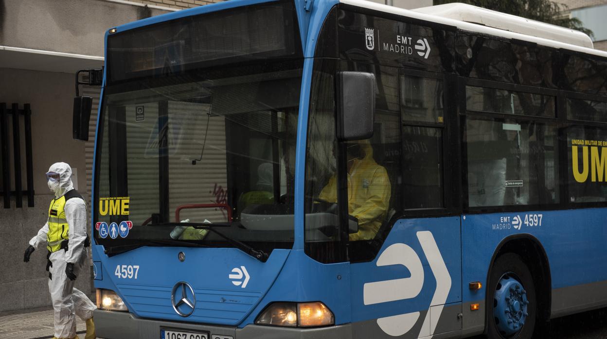 La UME traslada enfermos en un autobús de Madrid