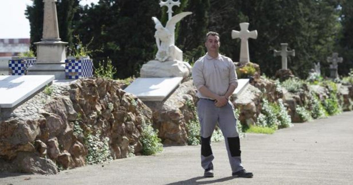 Juan Gabriel trabaja en el cementerio de Montjuïc, uno de los más grandes de España