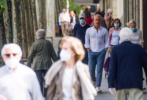 Paseos de personas mayores enla calle Velázquez