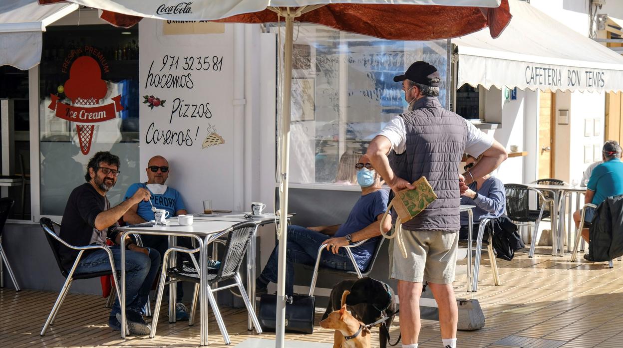 Clientes en una terraza de Formentera esta mañana