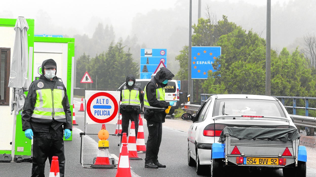 Control policial en la frontera portuguesa a la altura de Tuy