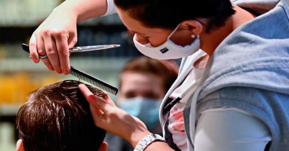 Un hombre se corta el pelo en Berlín