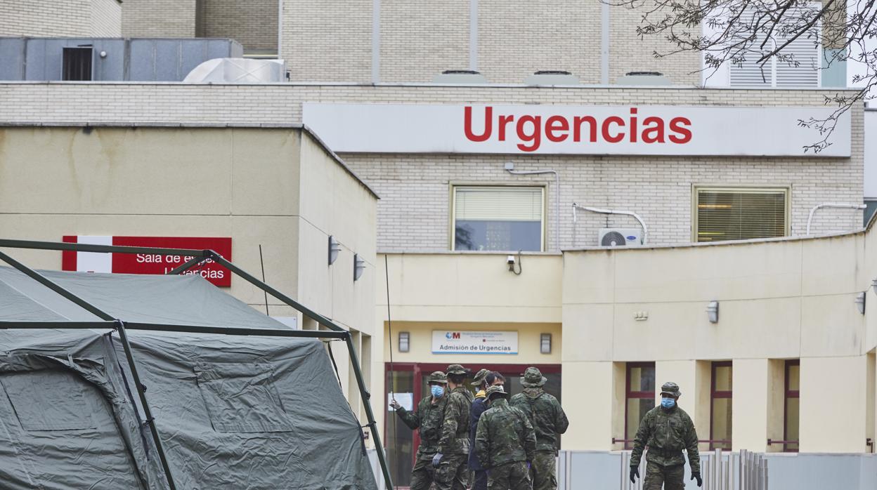 Tiendas auxiliares instaladas en la puerta del Gregorio Marañón por el Mando de Ingenieros del Ejército de Tierra