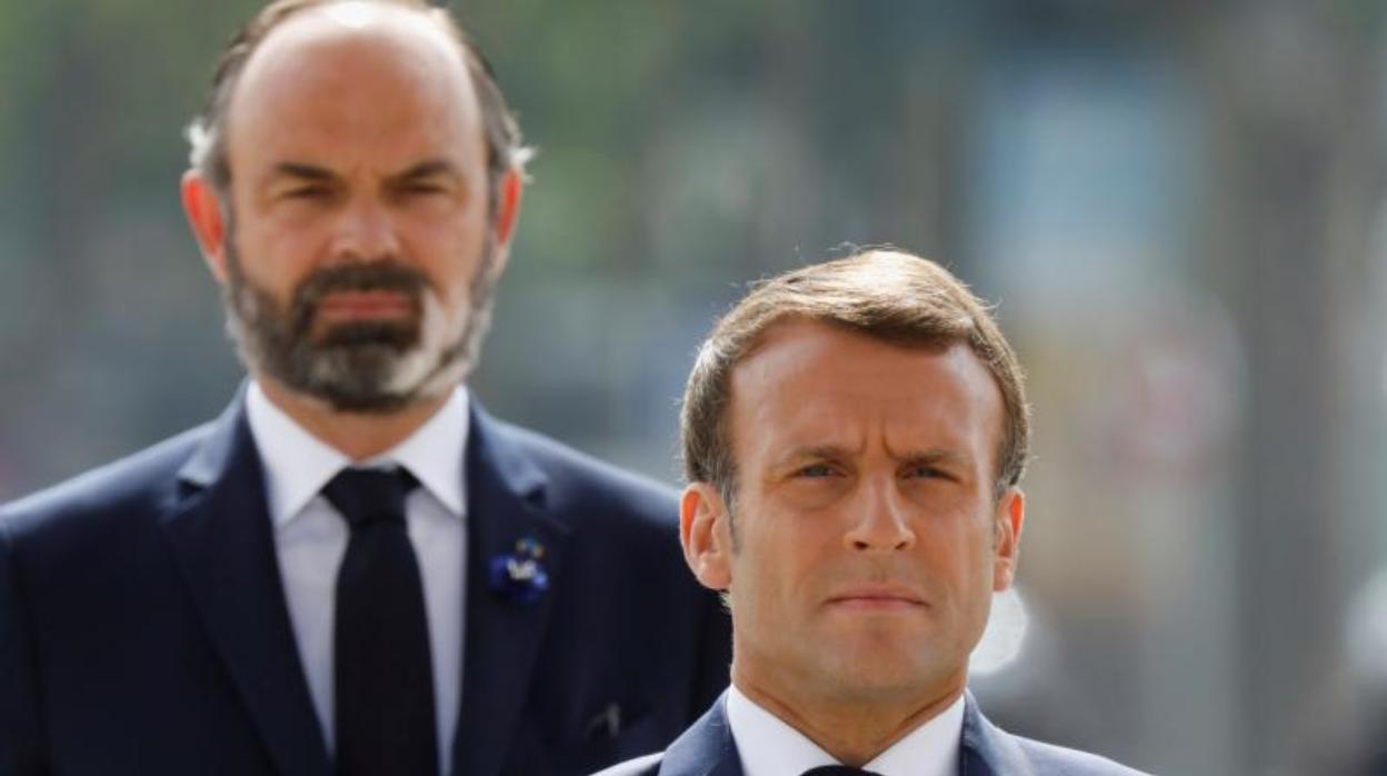 El presidente francés, Emmanuel Macron, con el primer ministro, Edouard Philippe, tras él