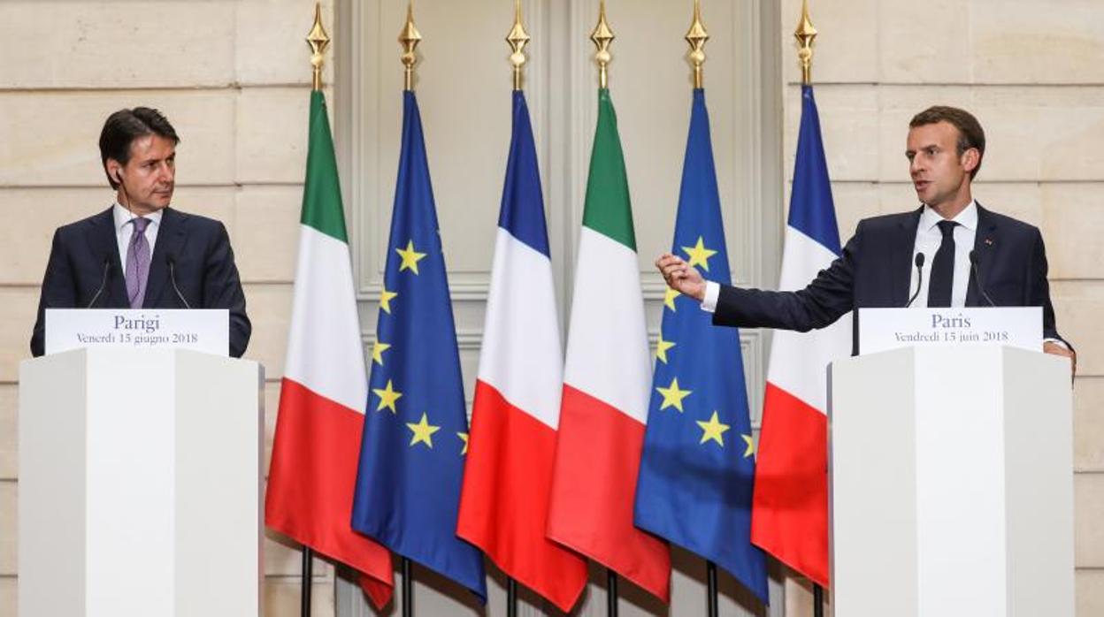 El presidente francés, Emmanuel Macron (derecha) junto al primer ministro italiano Giuseppe Conte