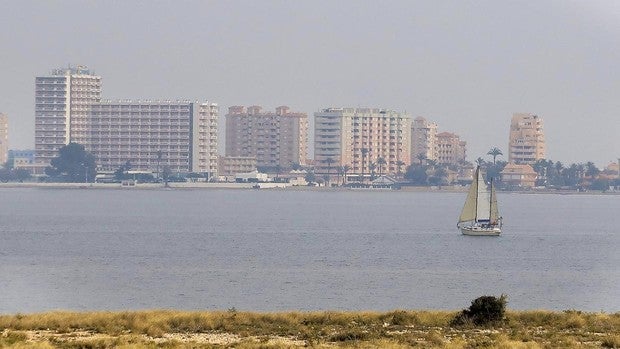 La Fiscalía insta a Murcia a aplicar el principio «quien contamina paga» en el Mar Menor