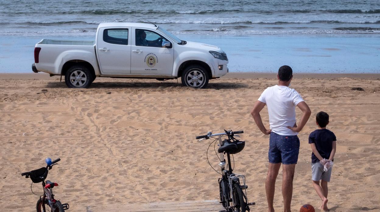 Un padre y su hijo, en una playa de Huelva