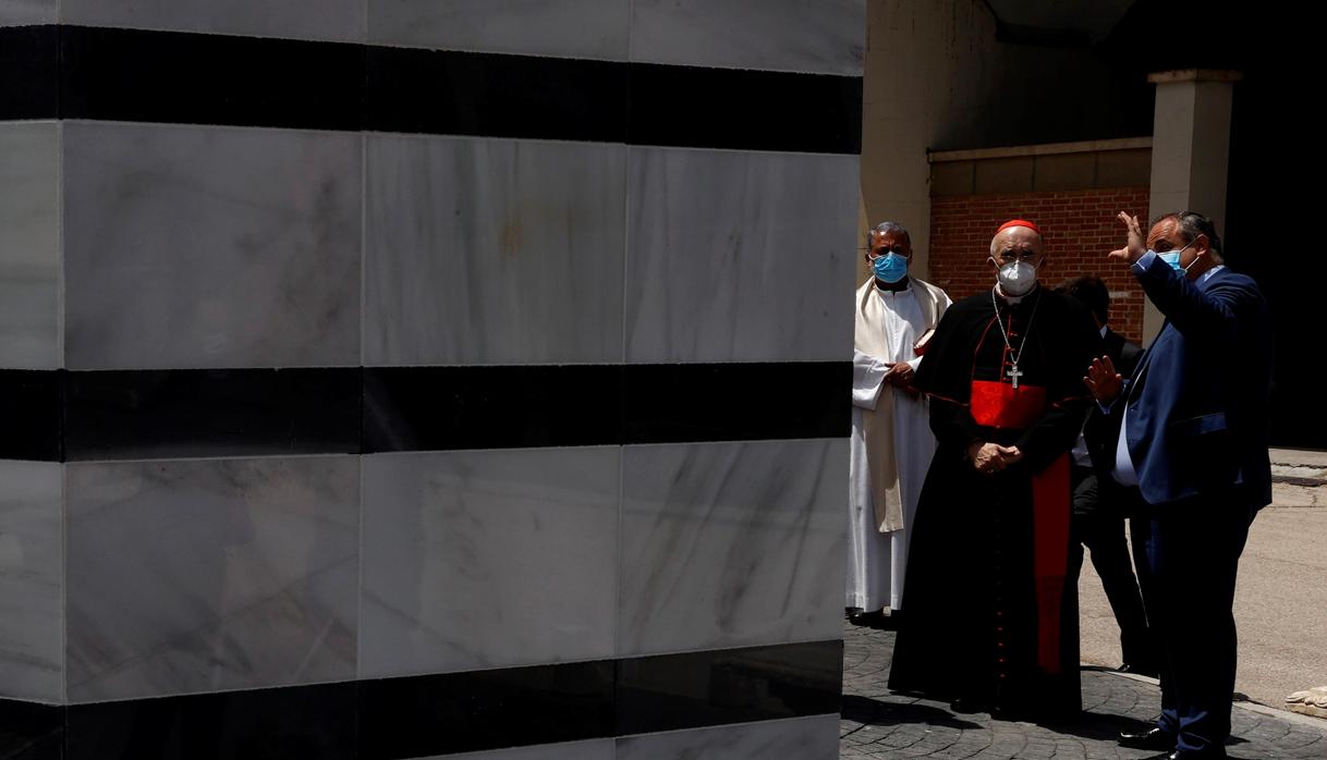 El cardenal Carlos Osoro, ayer viernes durante la festividad del día de San Isidro, antes de bendecir el Túmulo del Recuerdo, instalado en la sacramental de San Justo, para que las familias con dificultades puedan depositar dignamente las cenizas de sus seres queridos fallecidos por coronavirus