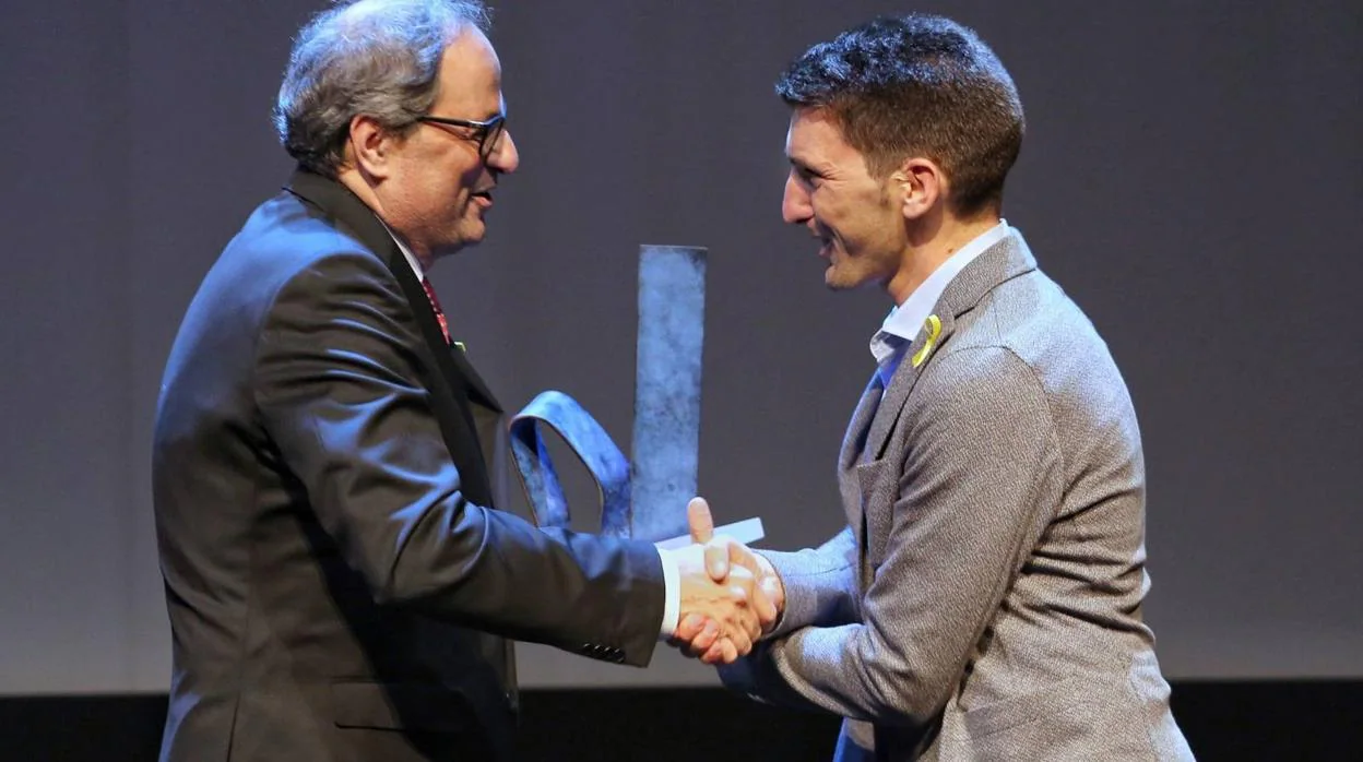 Quim Torra, presidente de la Generalitat, entrega a Oriol Mitja el premio «Catalán del año 2017»