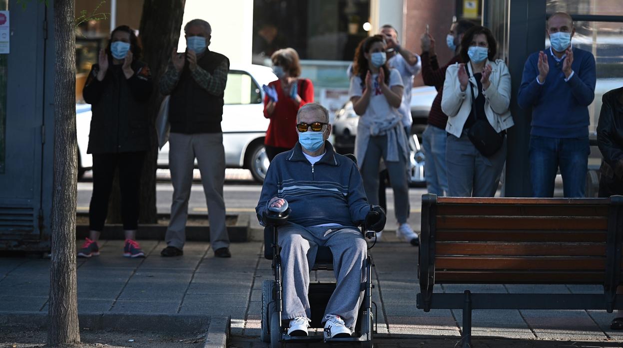 Ciudadanos de Madrid agradecen a los sanitarios su labor