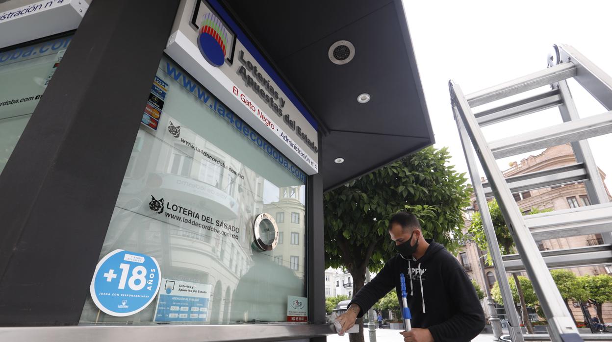 Preparación de la reapertura de un quiosco de lotería en Córdoba