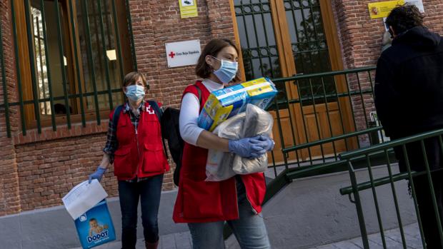 La emergencia social se instala en España: una marea de voluntarias cargan esta Cruz