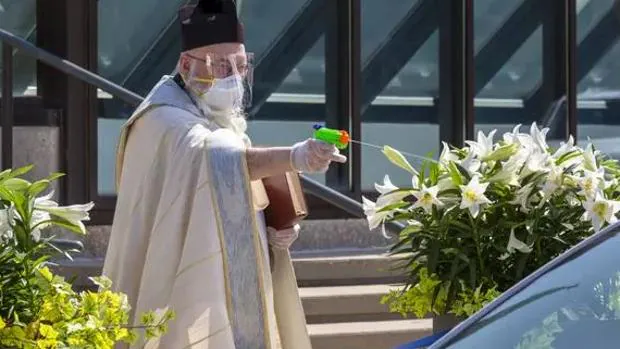 Un sacerdote de Detroit «dispara» agua bendita para mantener la distancia social y mantener las tradiciones