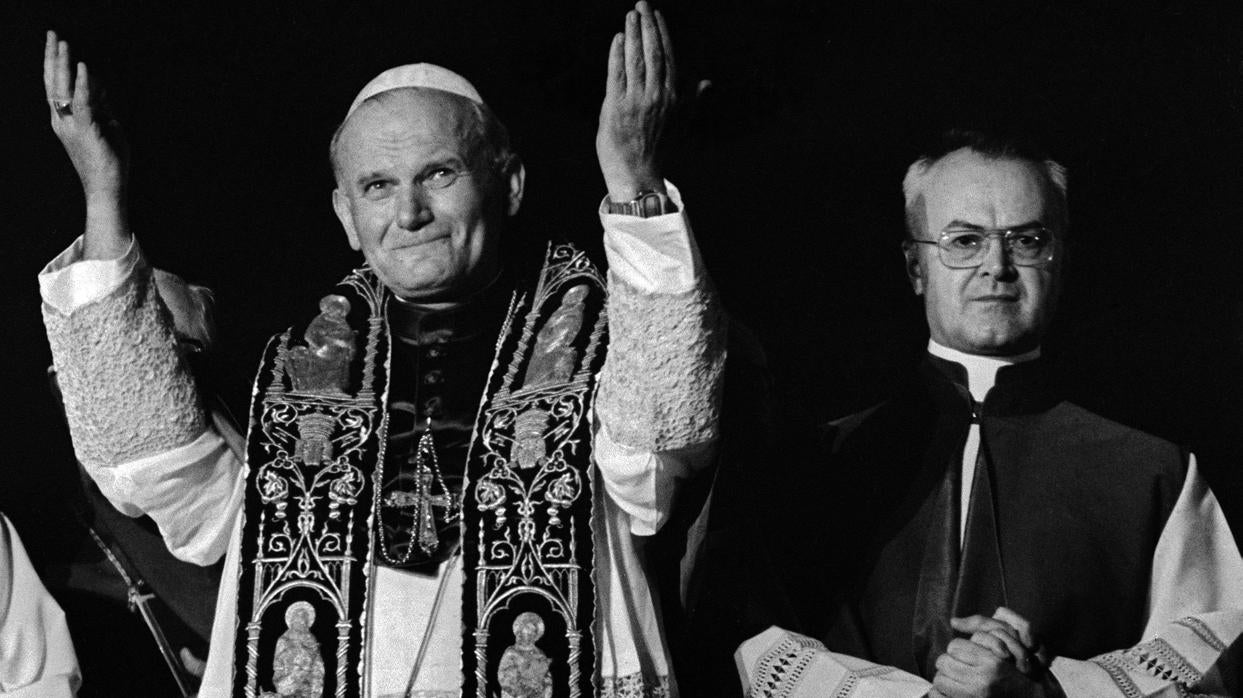 16 de octubre de 1978: el Papa Juan Pablo II saluda por primera vez como Santo Padre en la basílica de san Pedro