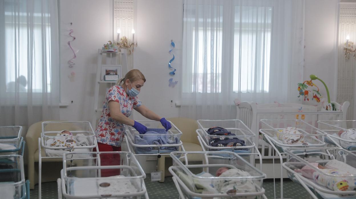 Una enfermera atiende a un bebé en el hotel Venice de Kiev