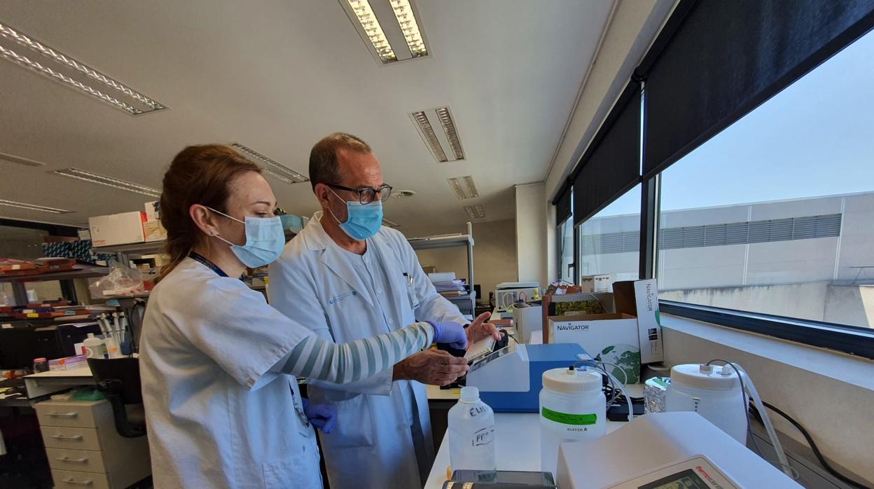 Rafael Delgado, en el laboratorio del Hospital 12 de octubre de madrid