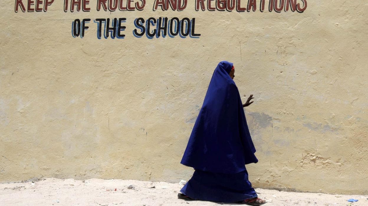 Una niña en las afueras de un coelgio de Mogadiscio