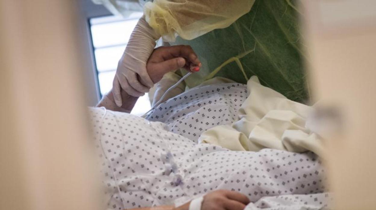 Una enfermera prepara a un paciente infectado de coronavirus en el servicio de cuidados intensivos de un hospital de Nantes (Francia)