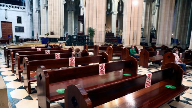 Semáforos contra la pandemia a las puertas de la catedral