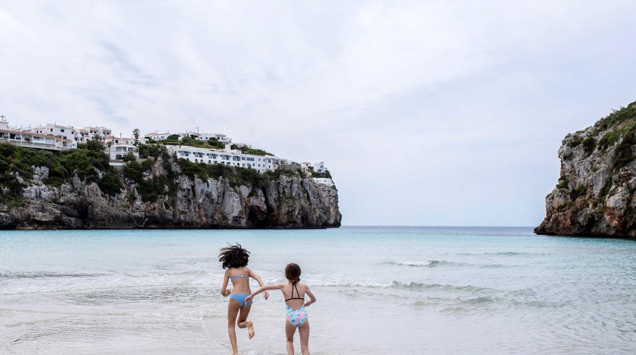 Dos niñas se bañan en una playa de Menorca