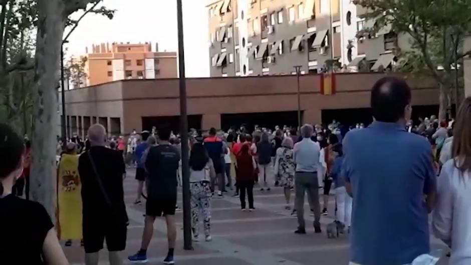 Decenas de personas protestan contra el Gobierno en Tres Cantos