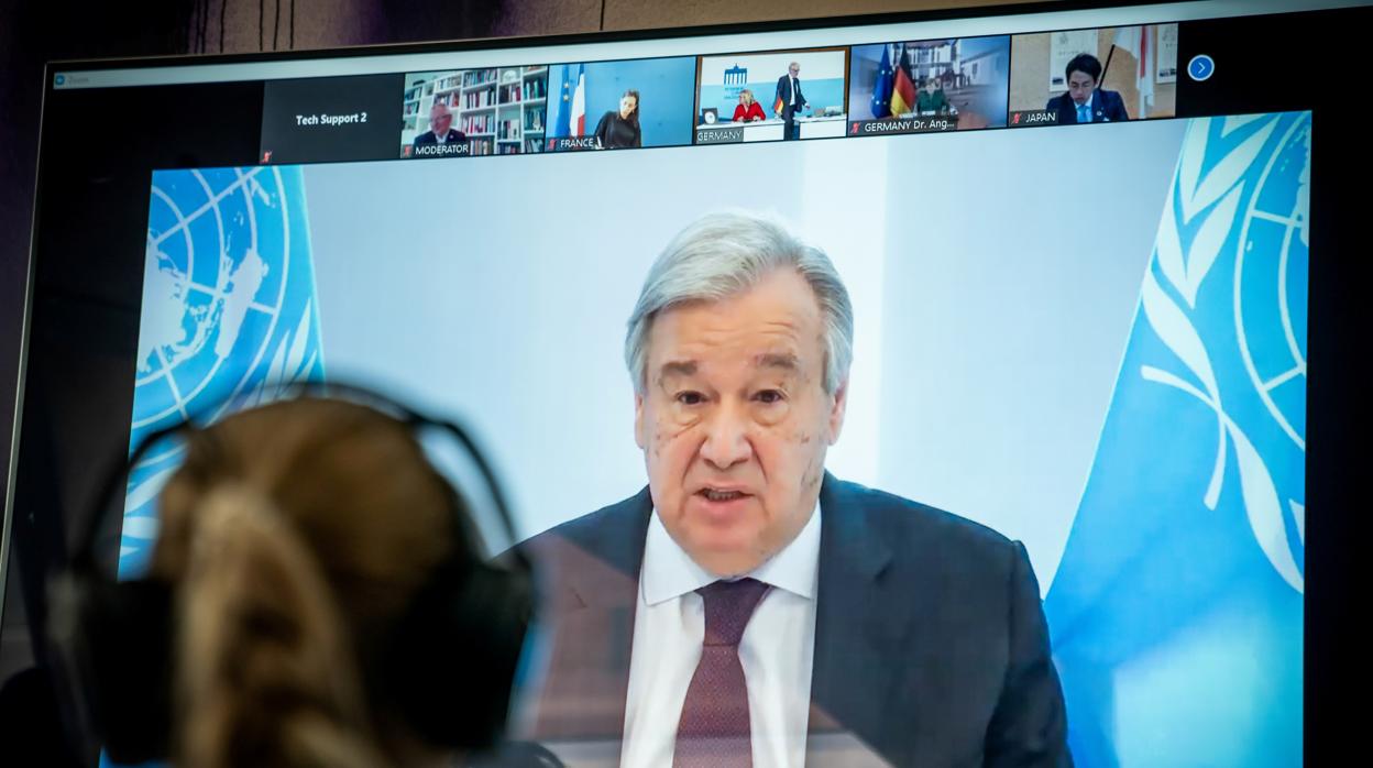 Antonio Guterres en pantalla durante una cumbre virtual sobre el clima en Berlín el 28 de abril de 2020
