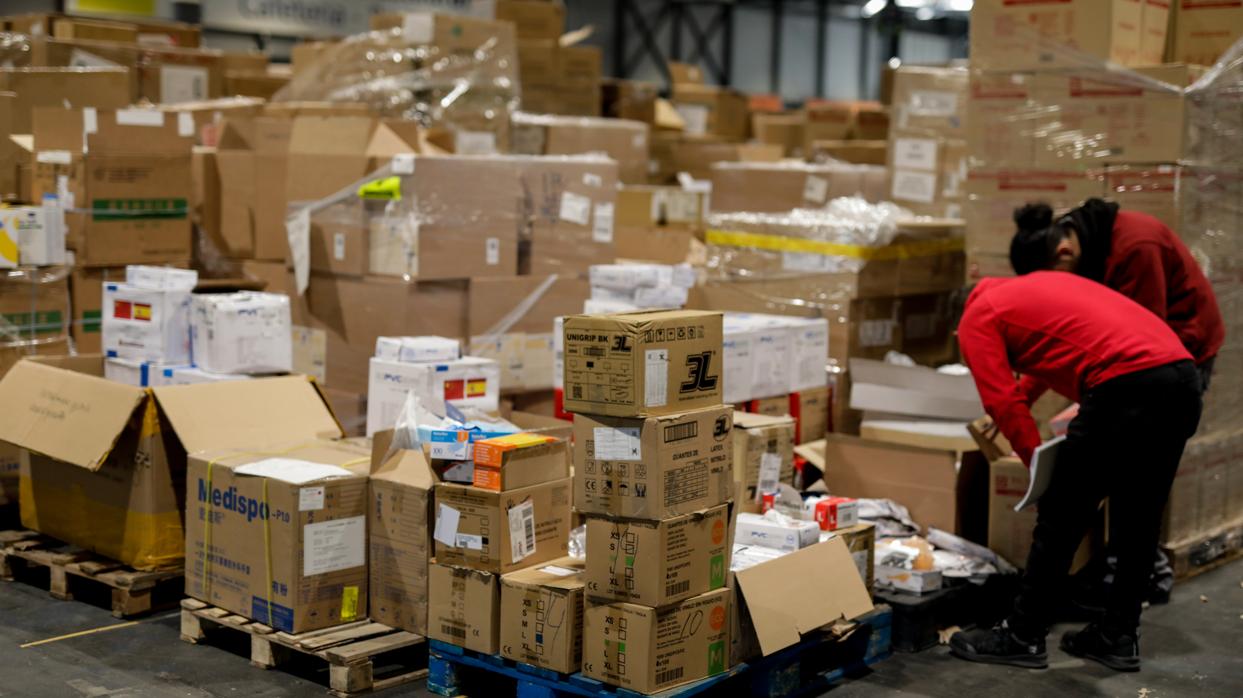 Dos personas trabajan en un almacén de material sanitario en el pabellón 10 de Ifema