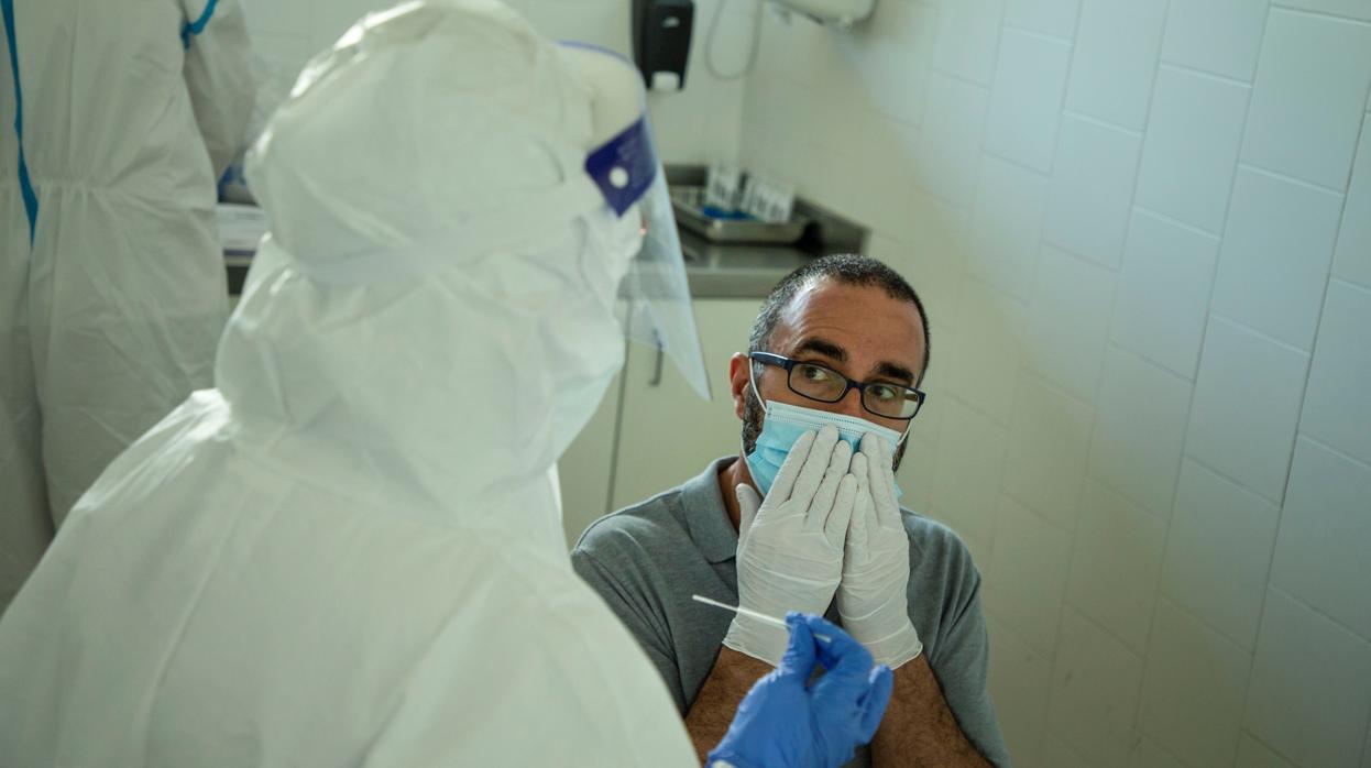 Profesionales sanitarios realizan test PCR en los Centros de Atención Primaria