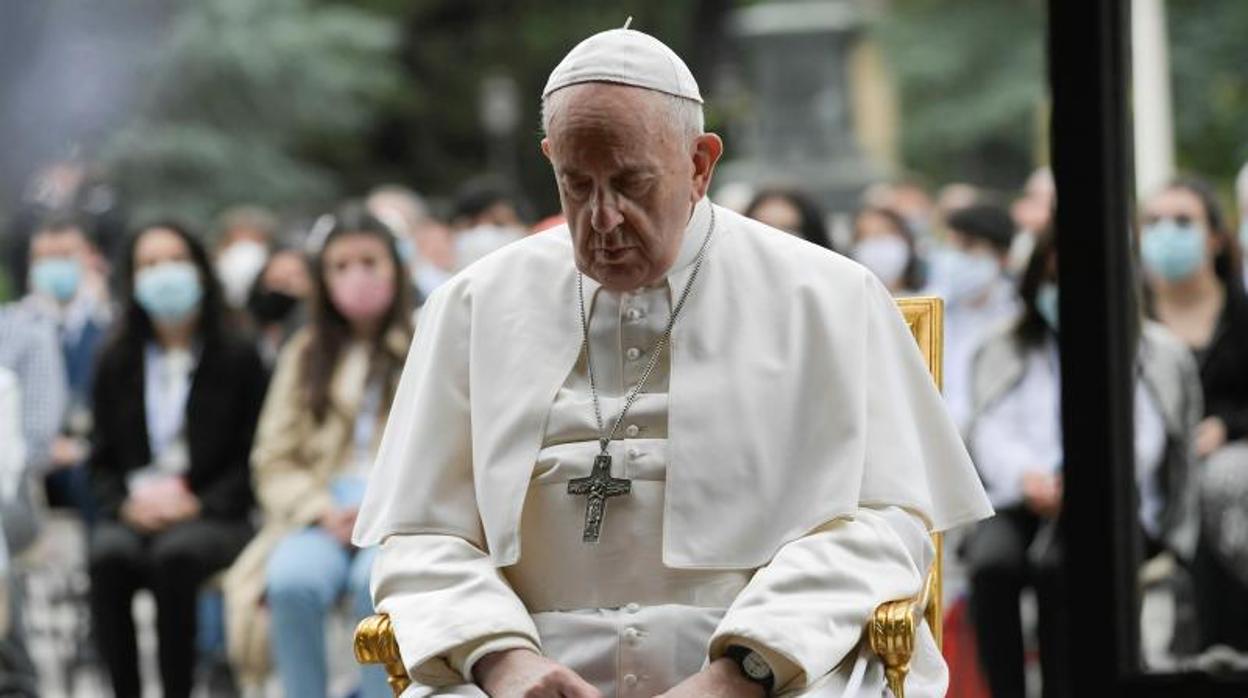 El Papa Francisco reza el rosario junto a un grupo de jóvenes en la gruta de la Virgen de Lourdes en los Jardines Vaticanos