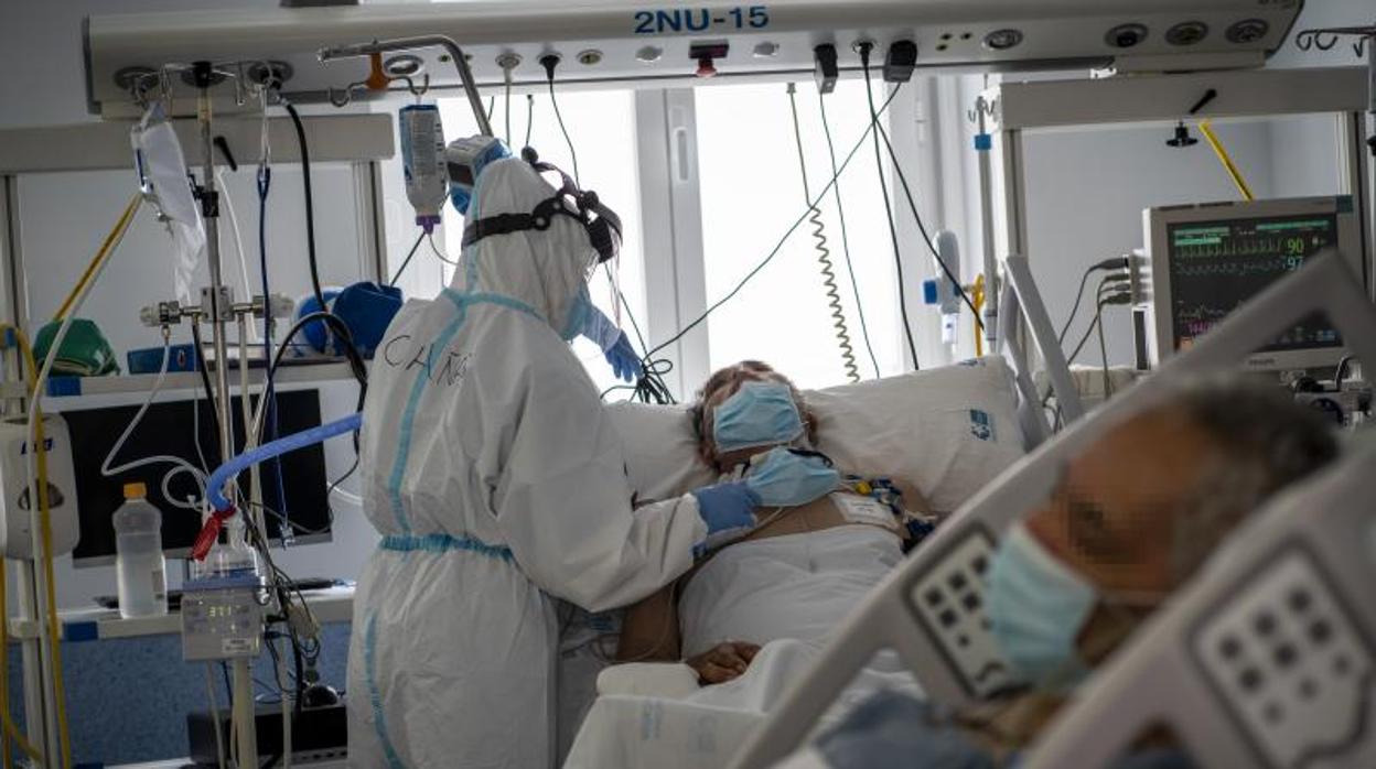 La UCI del Clínico San Carlos (Madrid), durante las semanas más duras de pandemia