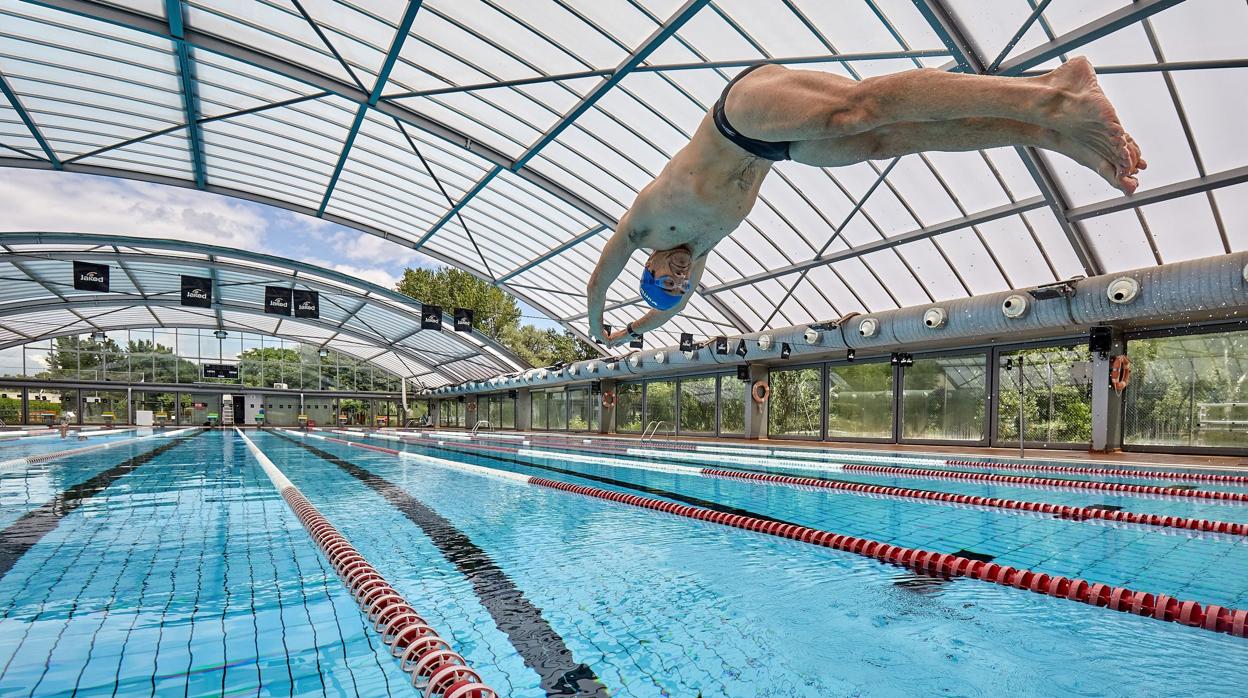 Un nadador se lanza a la piscina en Gerona, esta semana en fase 2