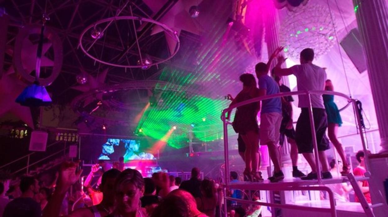 Imagen de archivo de turistas que bailan en una discoteca de Ibiza