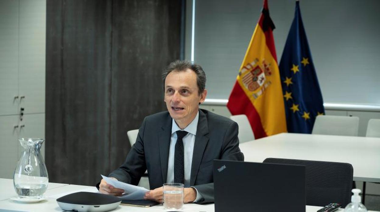 El ministro de Ciencia e Innovación, Pedro Duque, durante una reunión por videoconferencia con los responsables de varios proyectos de Fondo COVID del Instituto de Salud Carlos III