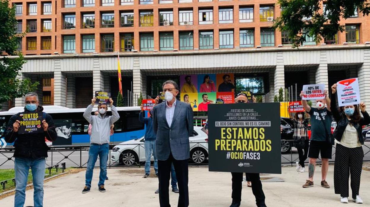 El vicepresidente de España de noche en la protesta frete al Ministerio de Sanidad