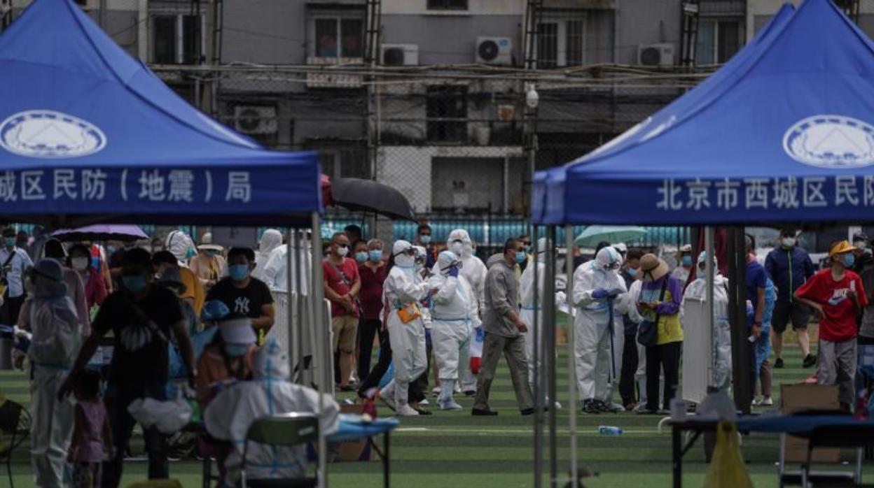 Los vecinos que visitaron el mercado de Xinfadi se someten a pruebas diagnósticas