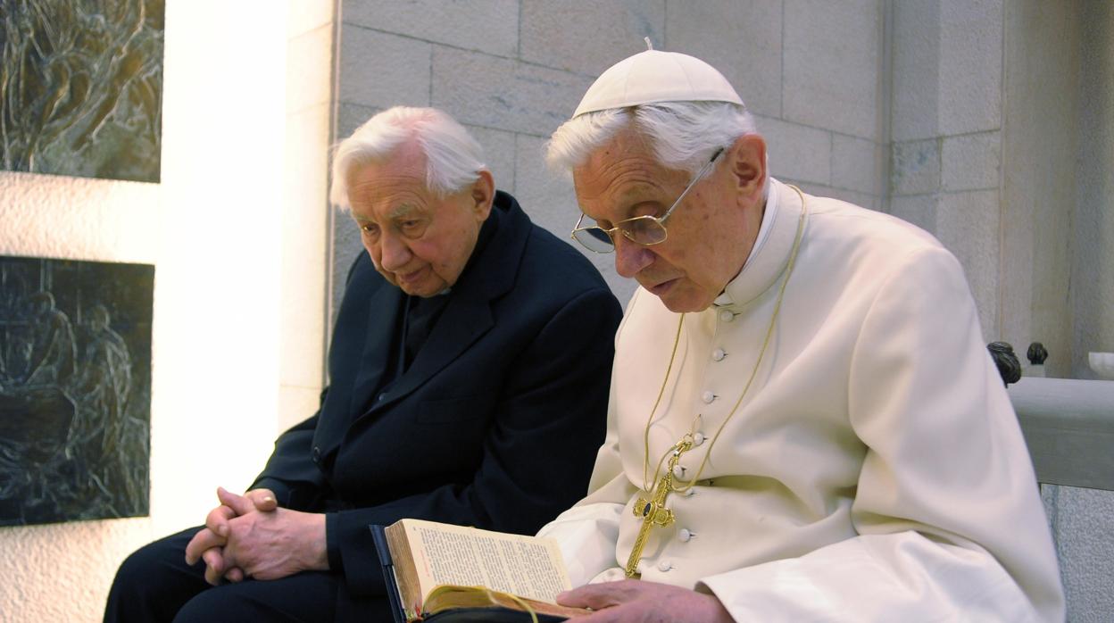 Abril de 2012: en el Vaticano, hermano y Papa rezan juntos