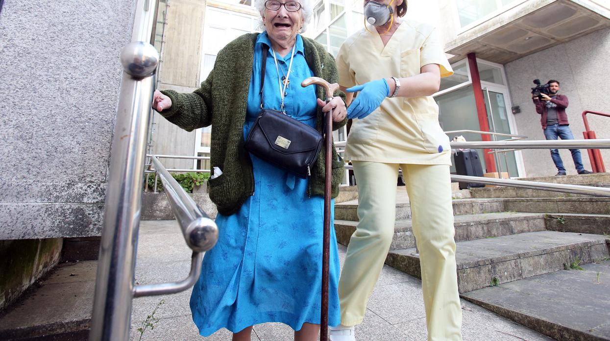 Una anciana abandona una residencia en Santiago rumbo a un hotel para alejarse del contagio