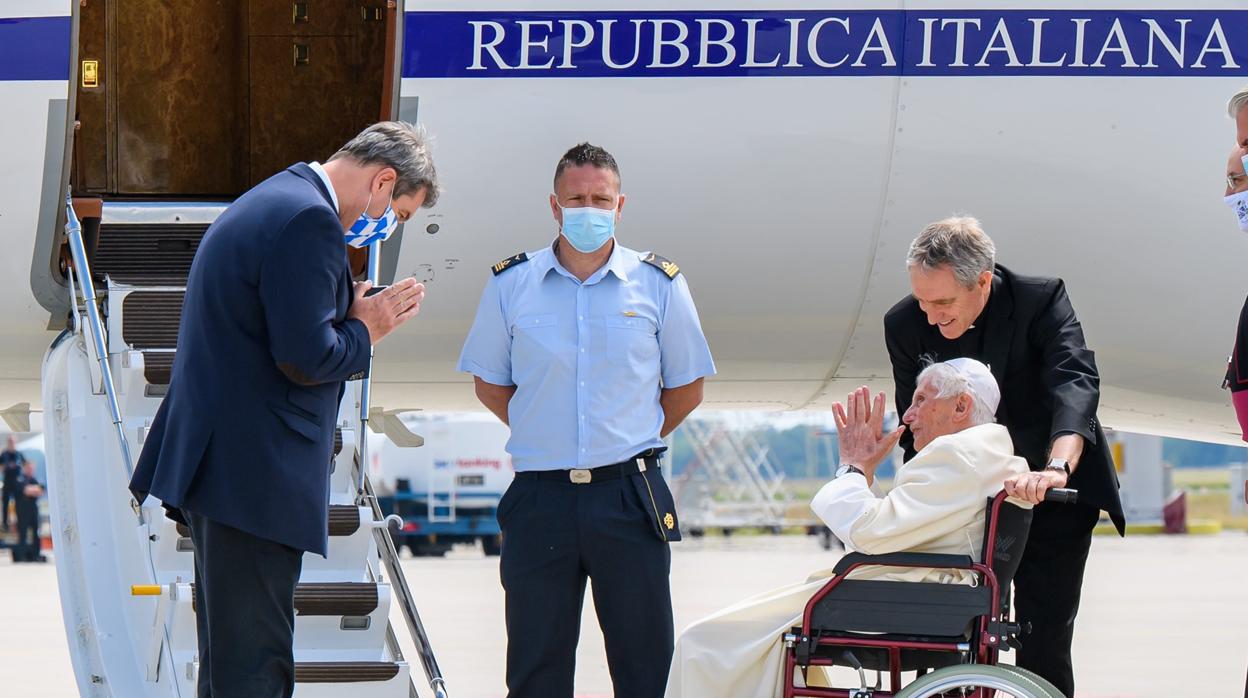 Benedicto XVI este lunes en el aeropuerto de Munich antes de su regreso al Vaticano