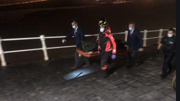 Hallan el cadáver ahogado de un joven que se lanzó al agua para rescatar a su novia en Gijón