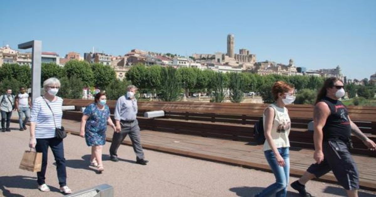 Un grupo de personas pasea en Lleida.