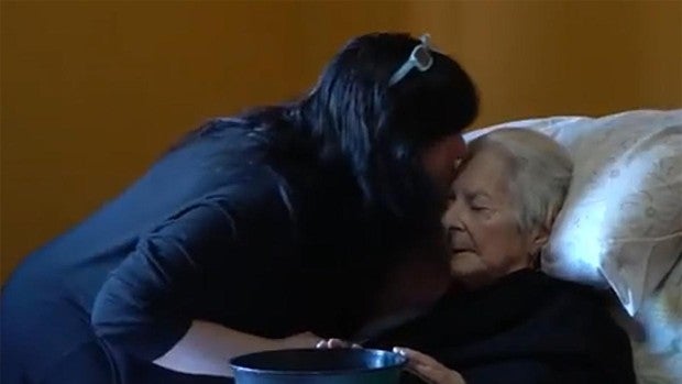 La emotiva historia de Miryam, la mujer que adoptó a la anciana de 93 años a la que cuidaba en un geriátrico