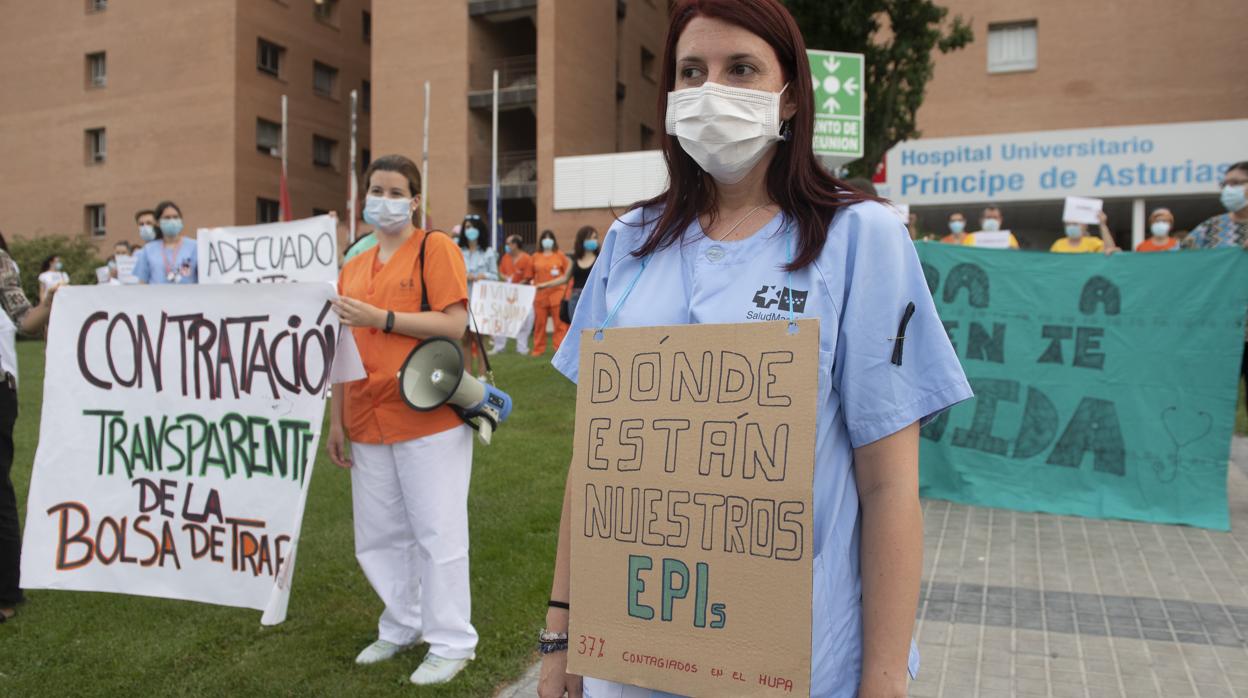 Protesta de personal sanitario contra el Gobierno por falta de material de protección