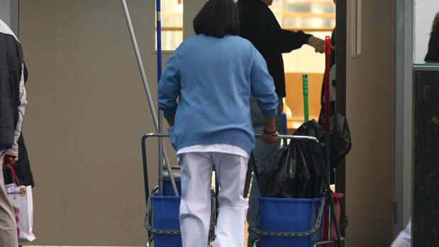 Sancionada una limpiadora de un hospital por llamar la atención a varias personas que no llevaban mascarilla