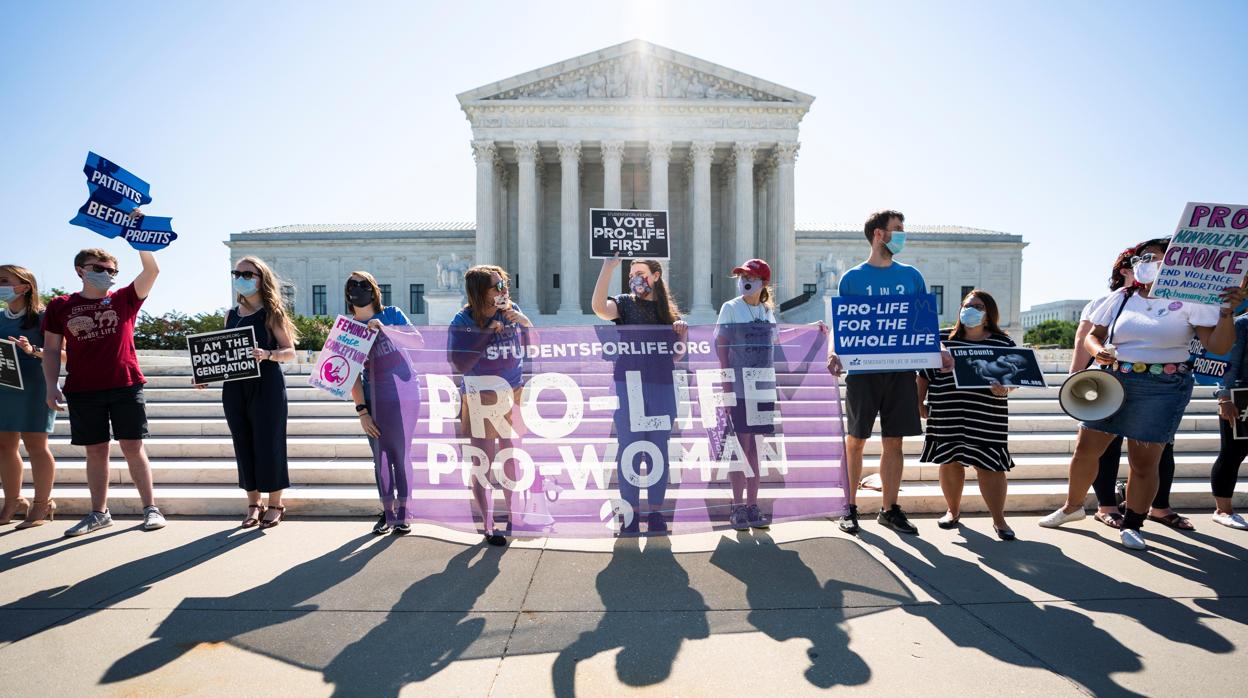 Manifestantes provida, ayer, ante el Supremo en Washington