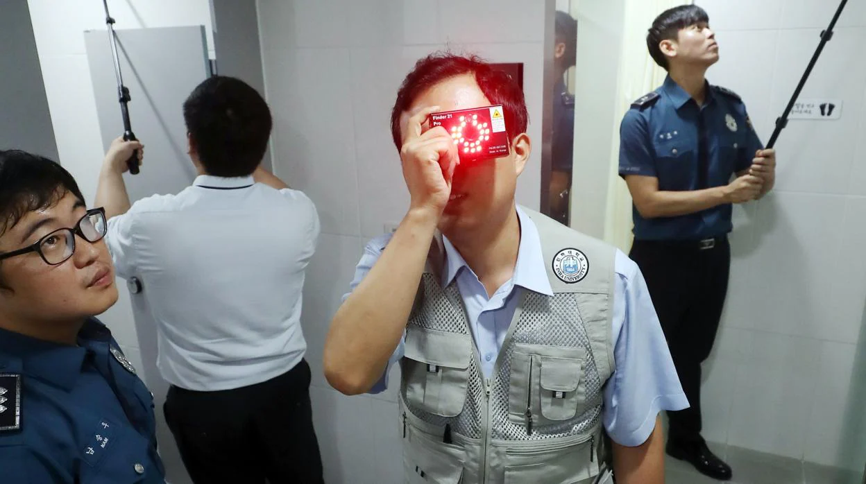 Agentes de Corea del Sur buscan cámaras ocultas en un aseo femenino