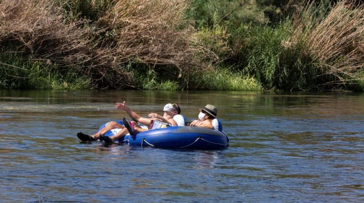 La gente recorre el río Salt en Arizona pese a la pandemia de coronavirus