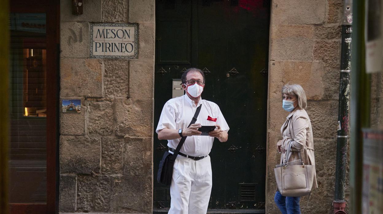 Dos personas con mascarilla, esta mañana en Pamplona