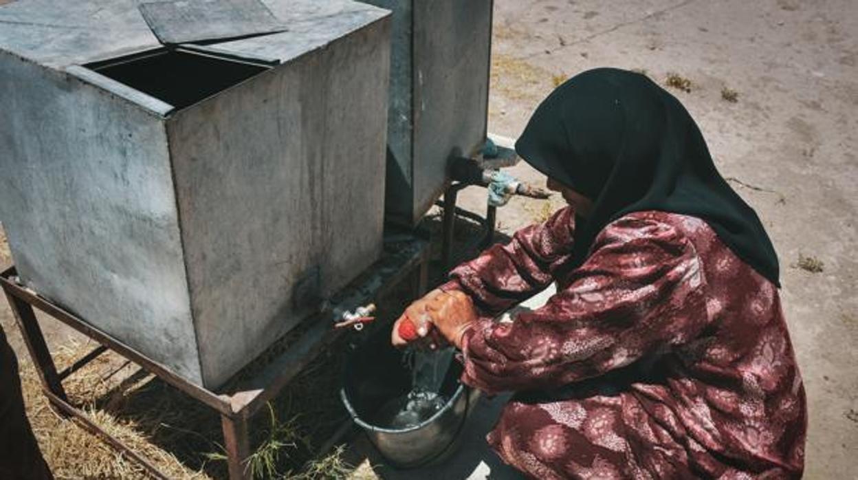 Una mujer desplazada lava la ropa en Kafar Obeid, una zona rural de Alepo