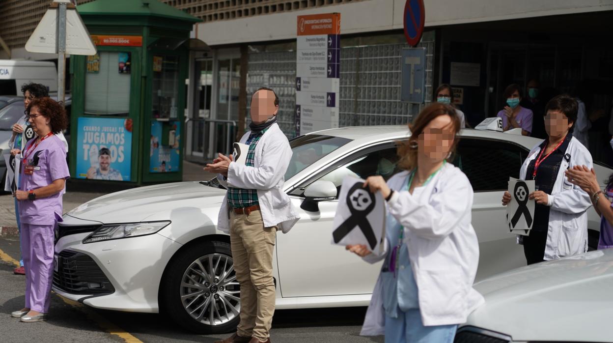 Trabajadores de Osakidetza (servicio vasco de salud) del Hospital de Galdakao sostienen un lazo negro de luto