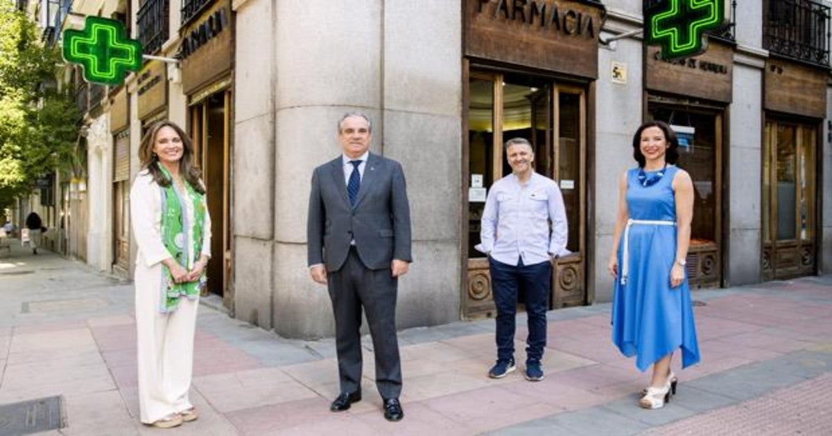 Ana López-Casero, tesorera del Consejo General de Colegios Farmacéuticos; Jesús Aguilar, presidente del Consejo General de Colegios Farmacéuticos; Miguel Ángel Garzón, Quique en Farmacia de Guardia, y Raquel Martínez, secretaria general del Consejo General de Colegios Farmacéuticos